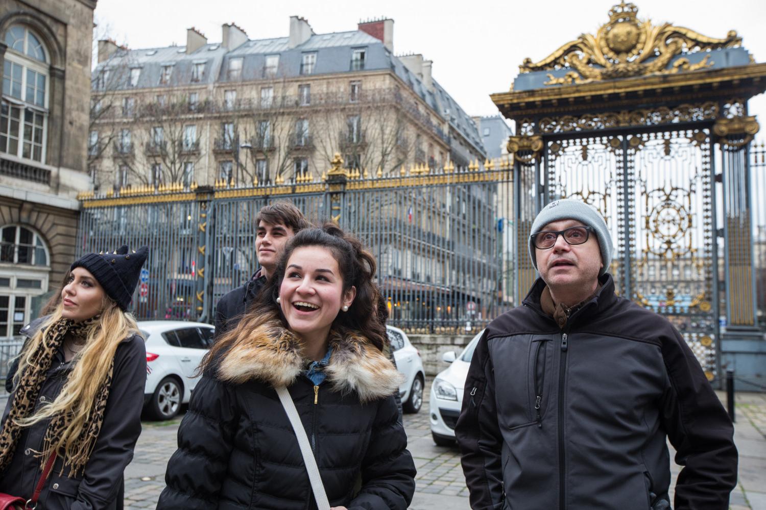 <a href='http://td3.firstnews-extra.com'>全球十大赌钱排行app</a> French Professor Pascal Rollet leads students on a study tour in Paris.